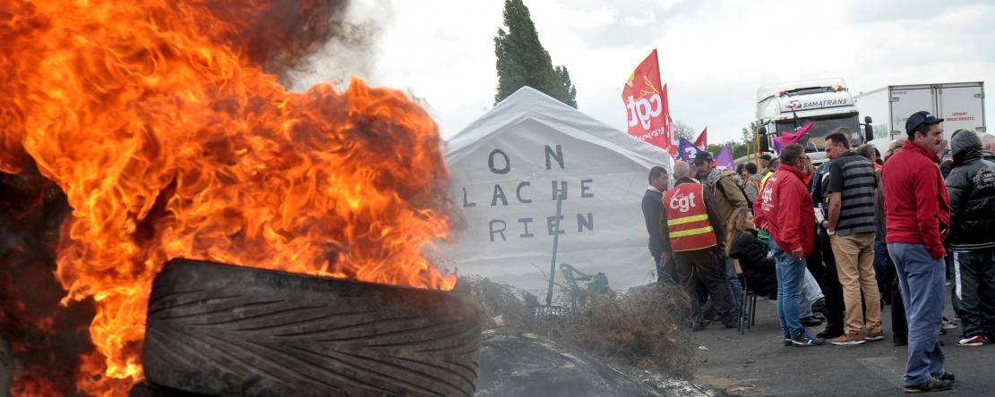 Le blocage de l’accès à un site, l’occupation des locaux afin d’empêcher le travail des non-grévistes sont des actes abusifs. ©François Lo Presti/AFP
