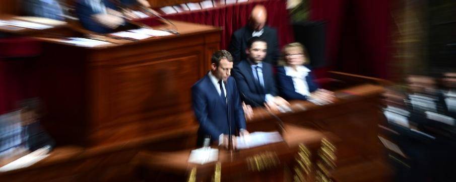 Emmanuel Macron pourrait recourir au référendum ou à la modification de lois organiques pour réformer les institutions. © Martin BUREAU / AFP