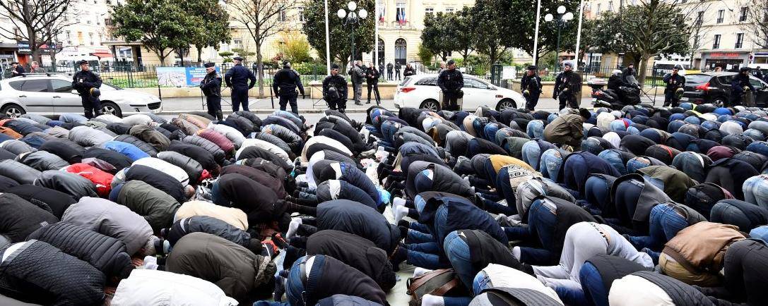 Les prières de rue peuvent être interdites si elles troublent l'ordre public ou la circulation. © BERTRAND GUAY / AFP/Archives